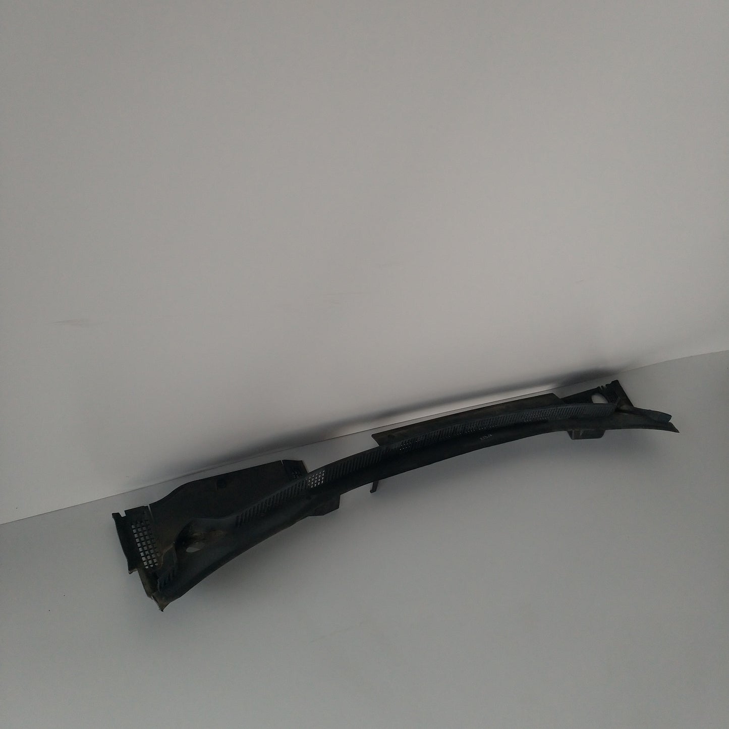 Kühlergrill unter den Frontscheibenwischern Opel Meriva A