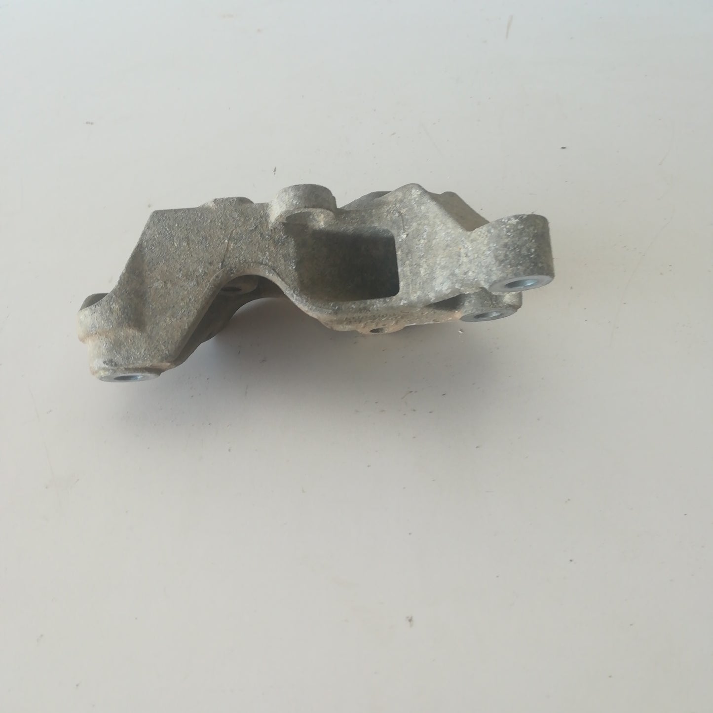 Скоба за стойка на двигател ляво Opel Meriva A