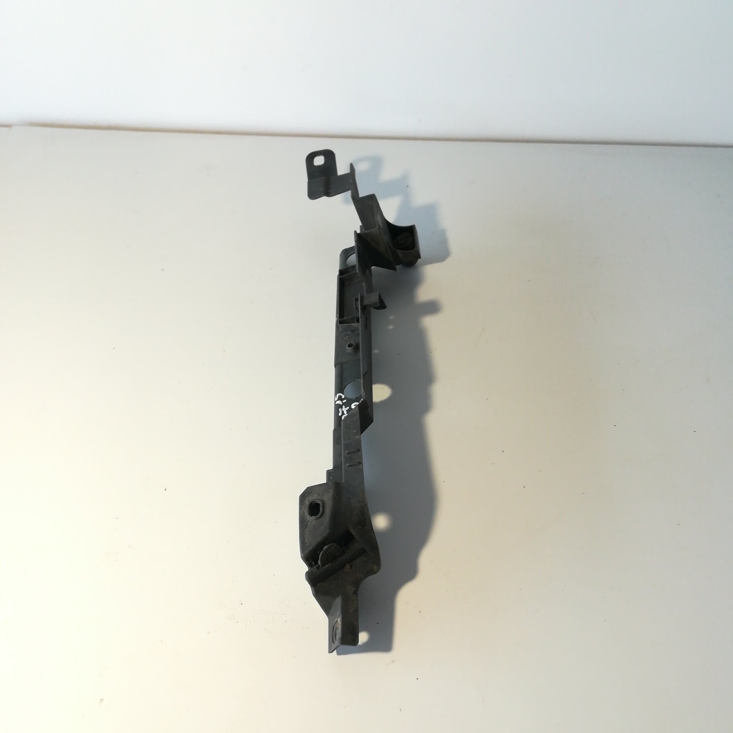 Лайсна закрепваща водач калник преден десен Opel Corsa D