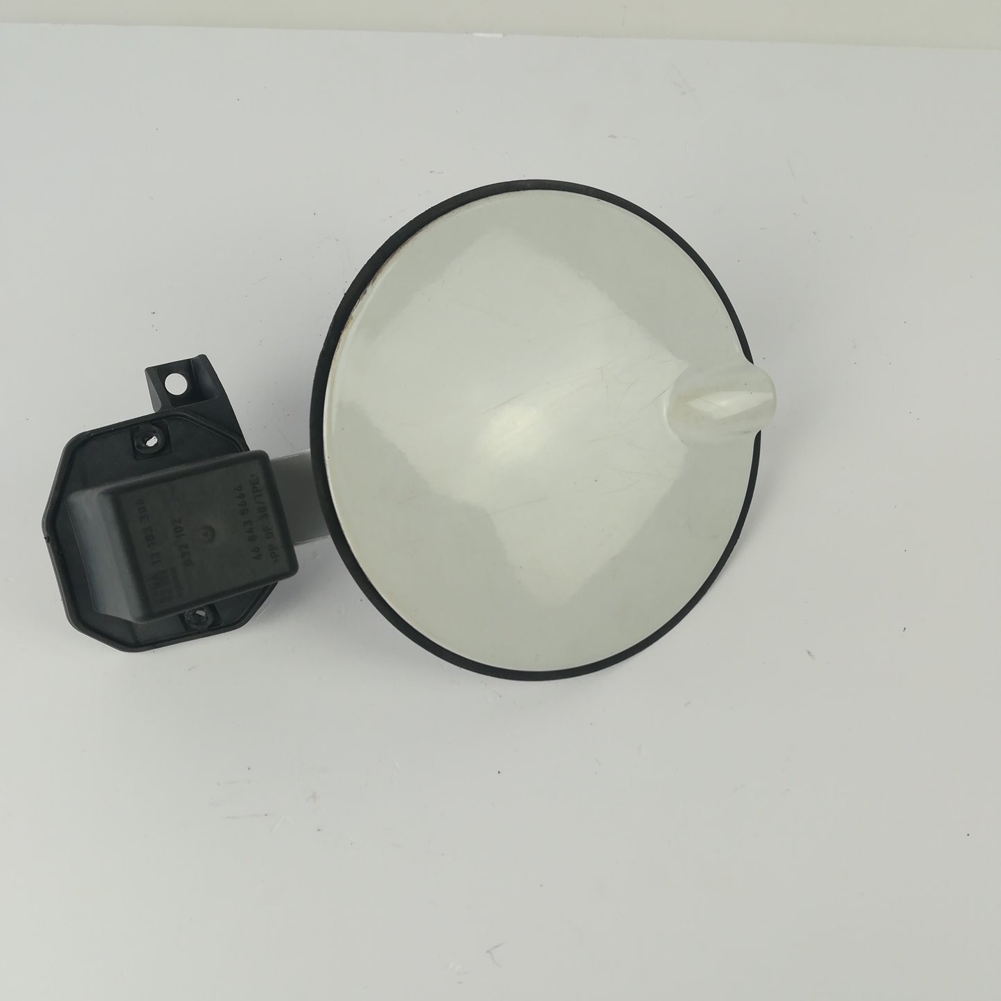 Капак бял Z474 с панта на отвор за пълнене на гориво Opel Corsa D