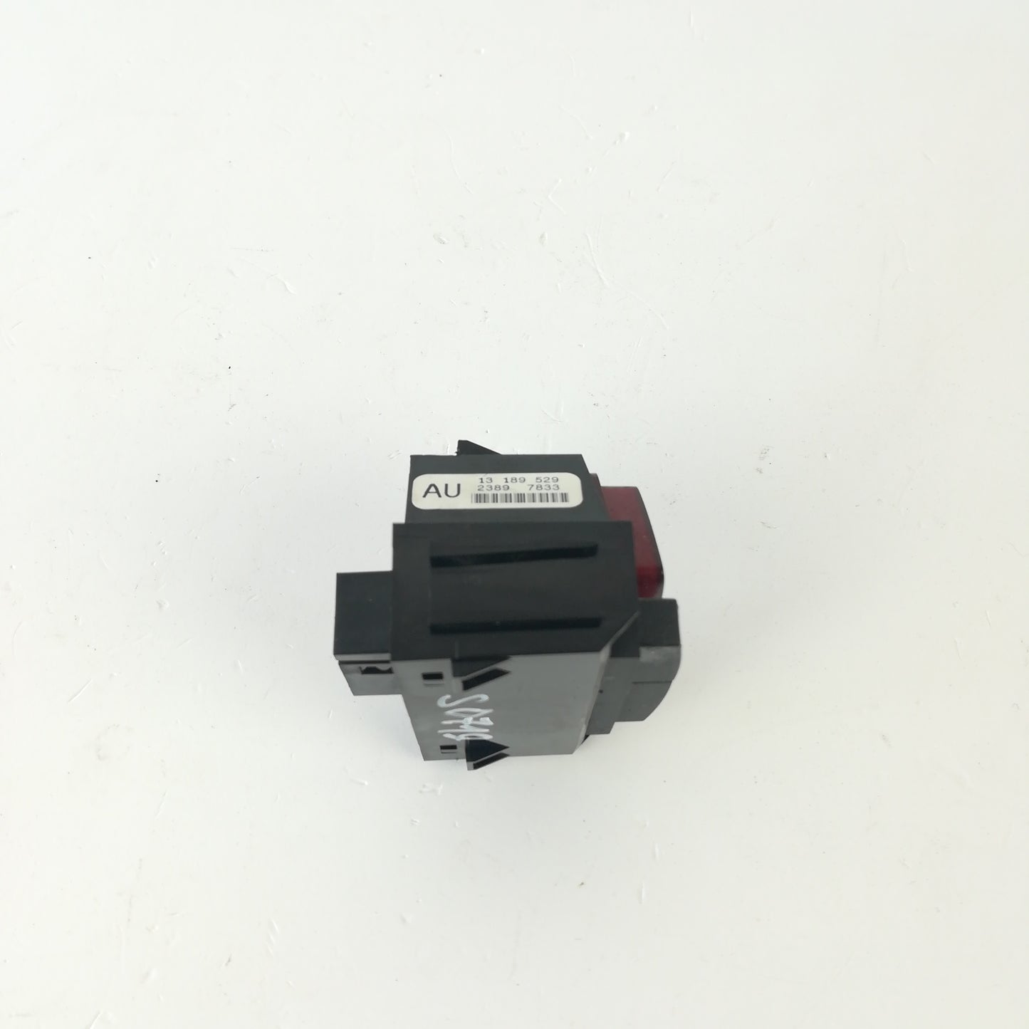 Превключвател аварийни светлини AU заключване врати/въздушна възглавница Opel Corsa D