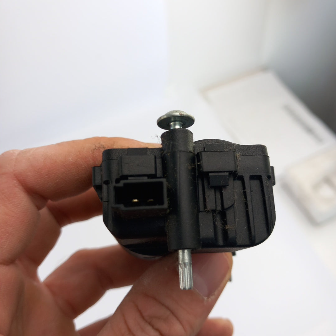 Моторче централно капак резервоар гориво Opel Astra H GTC