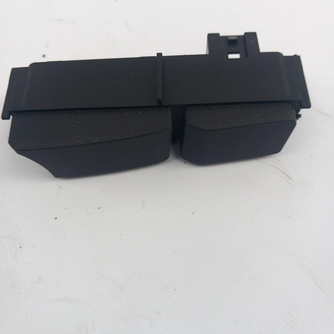 Капак десен фективен превключвател черен Opel Meriva B 1,4 Turbo