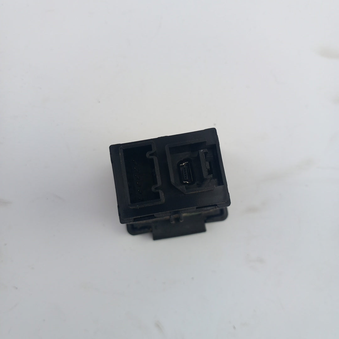 USB и AUX букса Opel Meriva B