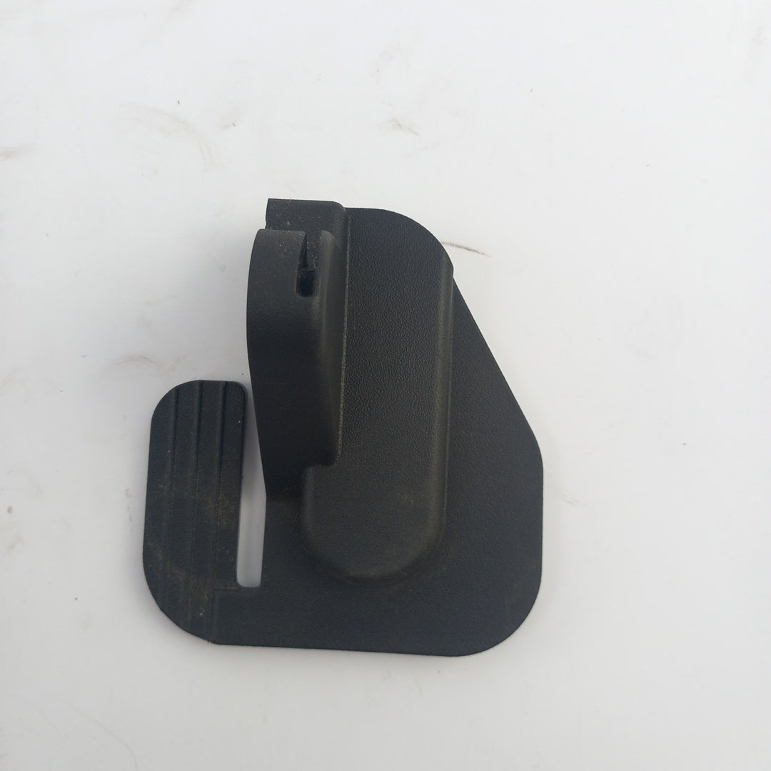 Пластмаса капак лява панта задна средна седалка черно Opel Meriva B