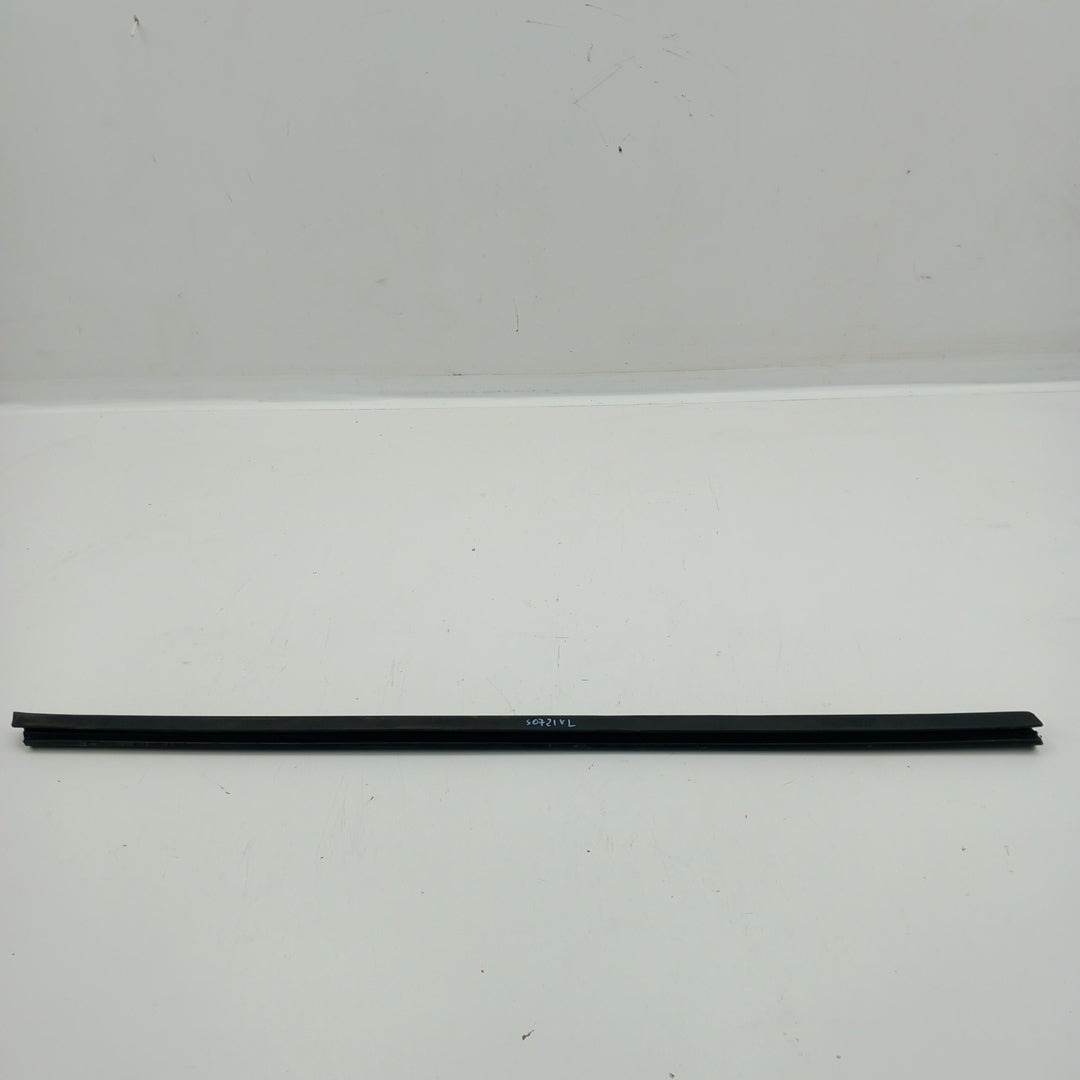 Лайстна стъкло на врата предна лява вътрешна Opel Corsa D 5-Türer