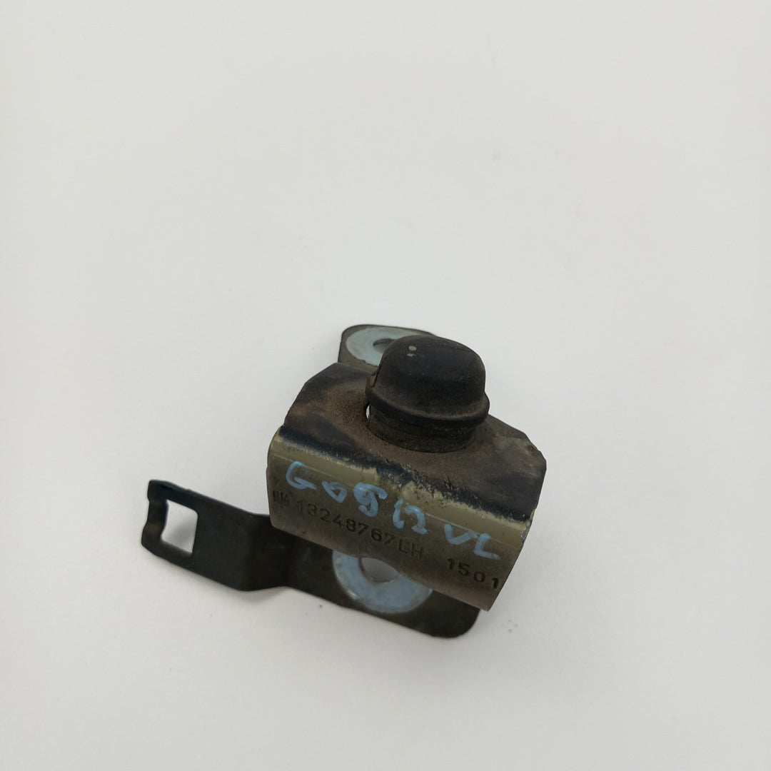 Носач ляв тампон преден капак Opel Insignia A