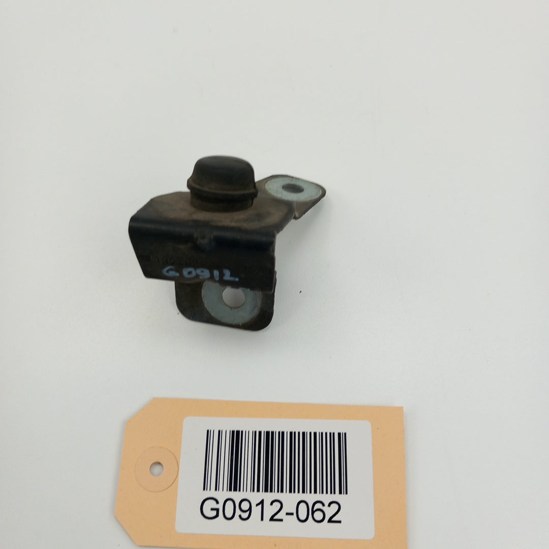 Носач десен тампон преден капак Opel Insignia A