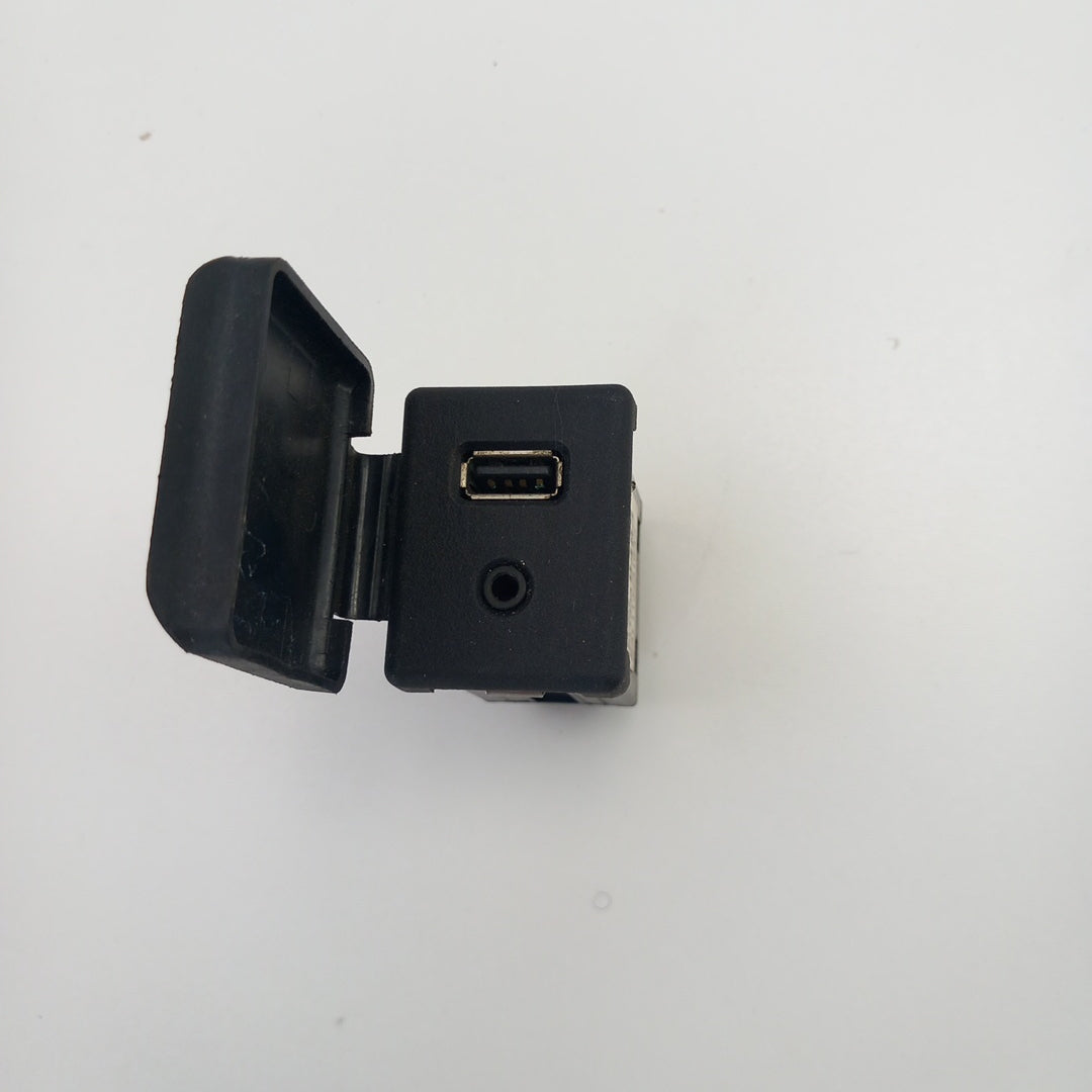 USB и AUX букса Opel Meriva B