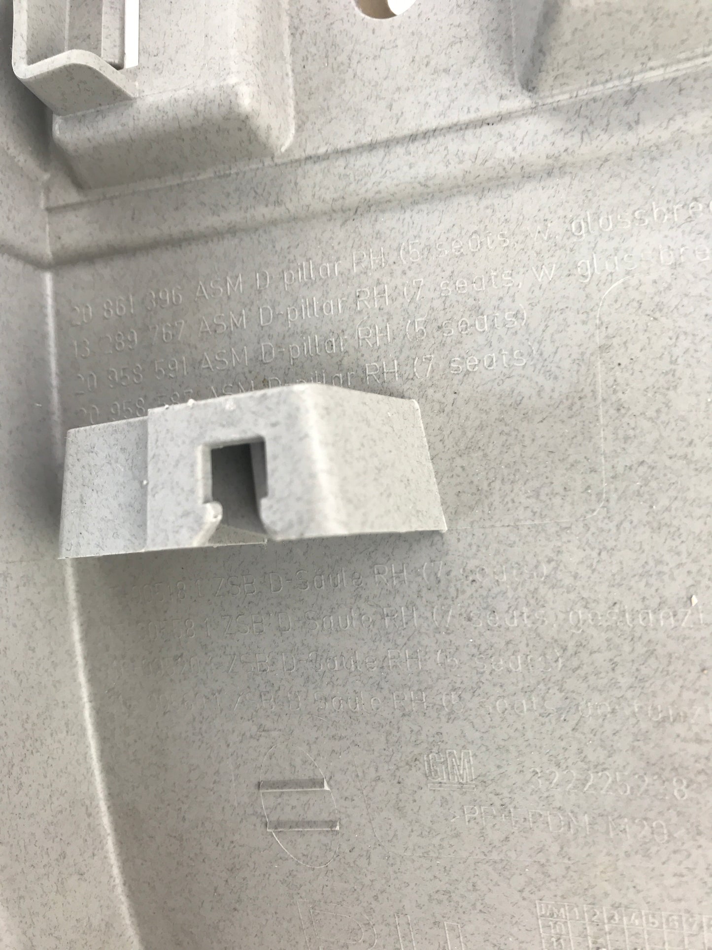 Кора задна колона дясна трети ред седалки Opel Zafira C Tourer