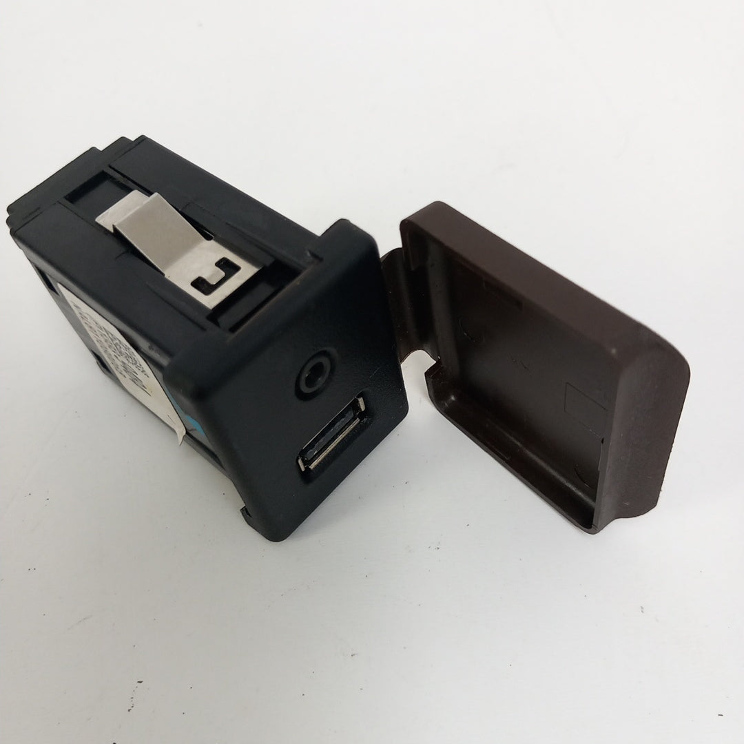 Букса вход USB и AUX кафяво Opel Meriva B