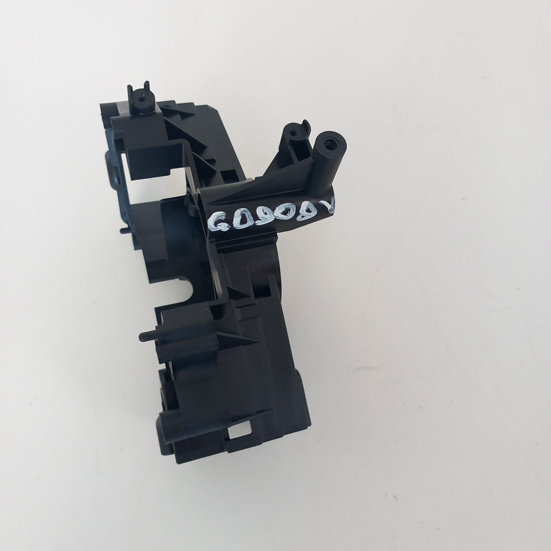 Пластмаса скоба под волана чистачки мигачи Opel Insignia A